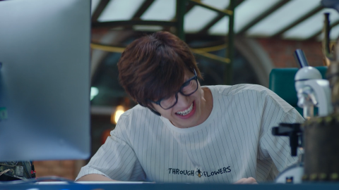 Lin Jing cracks up Lin Jing cracks up at his computer